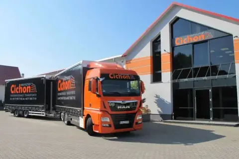 Naczepa Jumbo co to? Poznaj jej zalety i zastosowania w transporcie